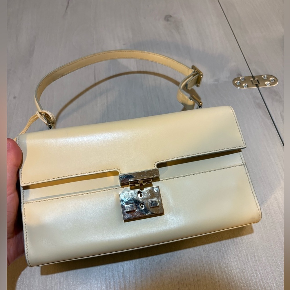 Gucci cream padlock bag with gold Accents. With box and dust bag . - Picture 4 of 16